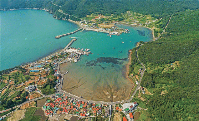해양수산부는 내년부터 시범적으로 추진하는 ‘클린(CLEAN) 국가어항 사업’ 대상지로 경남 거제 다대다포항을 비롯해 5개 국가어항을 선정했다고 1일 밝혔다. 다대포항(남해) 전경. 해수부 제공