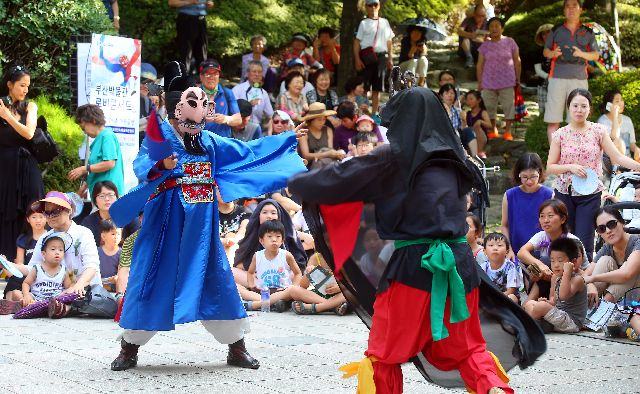 수영야류는 1971년 국가무형문화제 제43호로 지정돼 전승·보존되고 있다. 부산일보DB