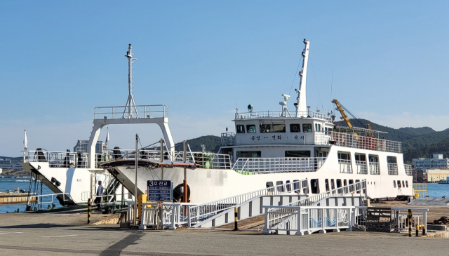 통영 욕지도를 오가는 정기여객선이 적자로 운항 횟수를 평일 하루 3회에서 2회로 줄이면서 섬 주민 불편이 가중되고 있다. 통영항을 출항해 욕지도와 연화도, 우도를 경유하는 여객선. 김민진 기자