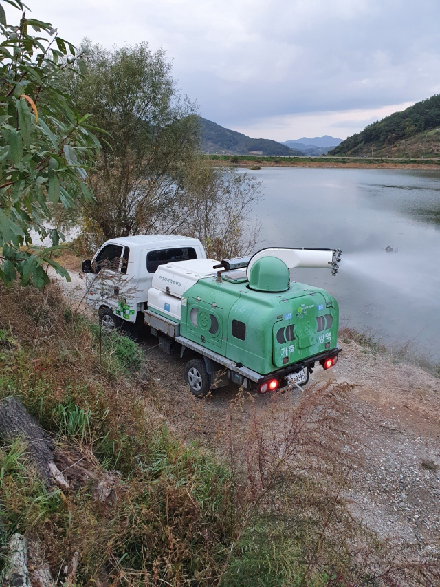 고병원성 조류인플루엔자가 검출된 야생조류 분변채취지점에 대한 긴급소독활동. 경남도 제공