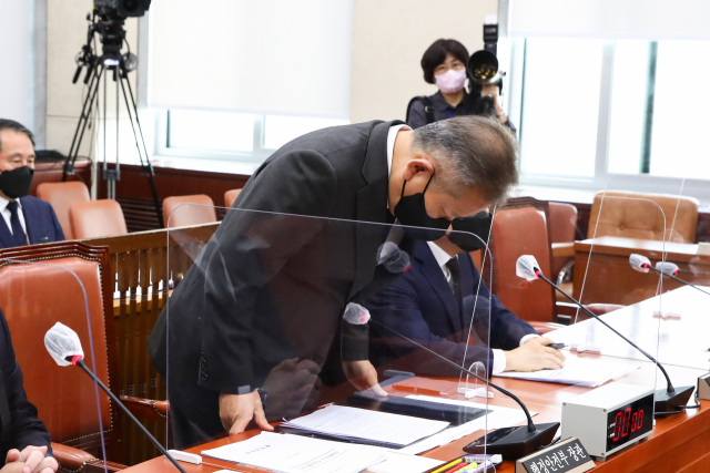 이상민 행정안전부 장관이 1일 국회에서 열린 행정안전위원회 전체회의에서 이태원 압사 참사와 관련해 사과하고 있다. 김종호 기자 kimjh@