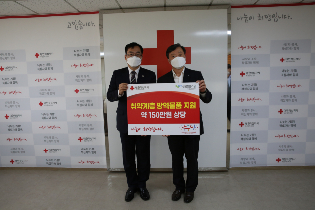 왼쪽부터 최성필 대한적십자사 부산지사 사무처장, 김종길 신용보증기금 부산경남영업본부 부장.