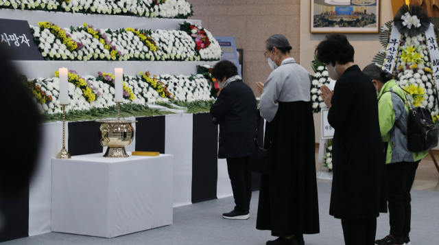 1일 오후 부산시청에 설치된 이태원 사고 사망자 합동분향소에서 시민들이 조문하고 있다. 이재찬 기자 chan@