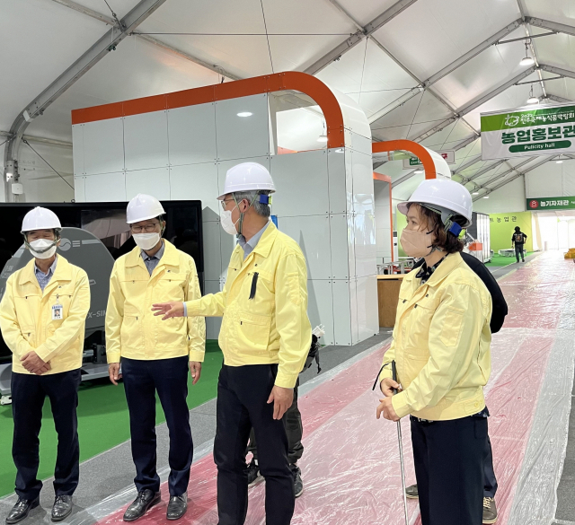 박람회 시설물·동선 점검에 나선 신종우 진주시 부시장. 진주시 제공