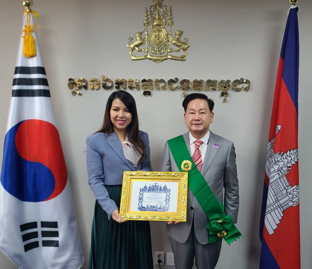 왼쪽부터 찌릉 보톰랑세이 주한 캄보디아 대사, 이진수 (주)라움팰리스 회장