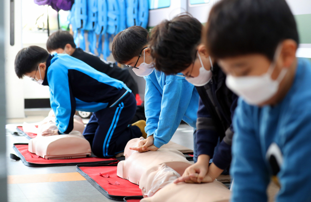 1일 대구 달서구 성지초등학교 내 안전 체험 교실에서 2학년 학생들이 심폐소생술(CPR) 교육을 받고 있다. 연합뉴스