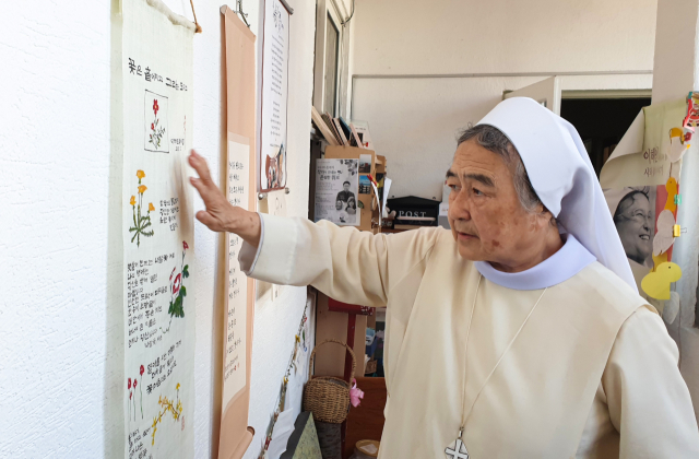 1일 부산 수영구 올리베따노 성 베네딕도 수녀회 부산 본원 ‘해인글방’에서 시를 소개하는 이해인 수녀. 이우영 기자 verdad@busan.com