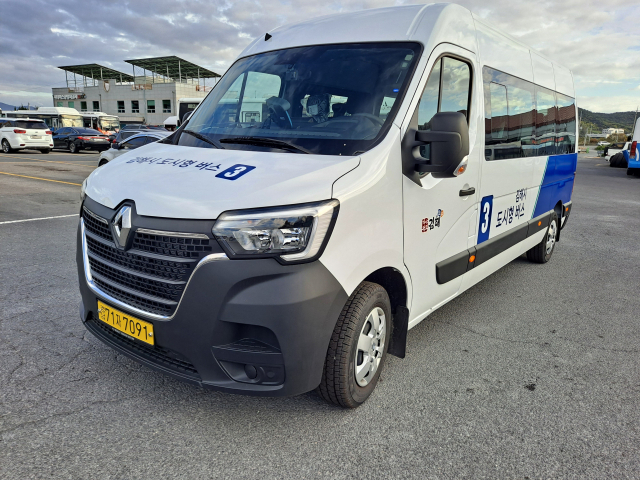 부산 강서구가 대중교통 취약지역을 순환하는 일명 '다람쥐 버스' 운행을 추진한다. 사진은 경남 김해시가 지난해 11월부터 운영하는 15인승 '도시형 버스'. 부산일보 DB