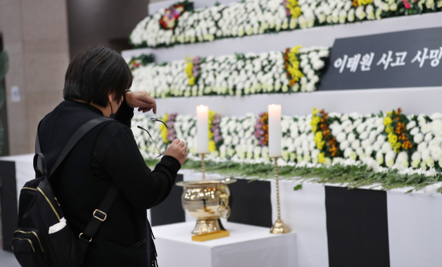 1일 오후 부산시청에 설치된 이태원 사고 사망자 합동분향소에서 한 시민이 조문을 마치고 눈물을 훔치고 있다. 이재찬 기자 chan@