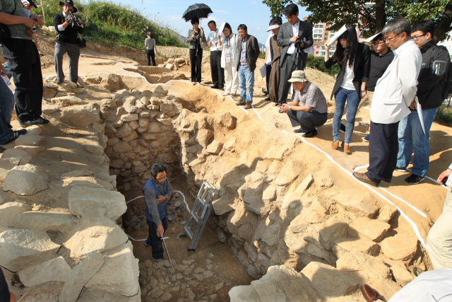 포상팔국 전쟁의 결과 금관가야 지위가 확고해졌다. 금동관 일부가 출토된, 금관가야 유적인 김해 대성동고분군 발굴 현장 모습과 김해 대성동고분박물관의 금관가야 무사상(오른쪽 작은 사진). 연합뉴스·부산일보DB
