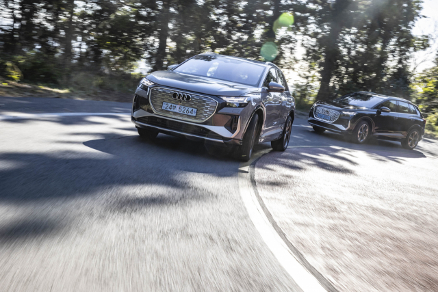 아우디의 첫 콤팩트 전기 SUV(스포츠유틸리티차량)이자 MEB 플랫폼에 기반한 첫 모델 ‘Q4 e-트론’이 출시후 6000만 원 전후의 가격대에 500km 안팎의 실주행거리 등으로 인기를 모으고 있다. ‘Q4 e-트론’ 주행 모습. 아우디코리아 제공