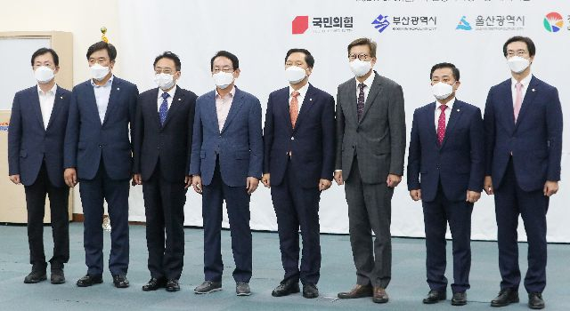 지난해 9월 6일 부산시청에서 열린 국민의힘 부울경 예산정책협의회에서 박형준 부산시장 등 참석자들이 기념촬영을 하고 있는 모습. 부산일보DB