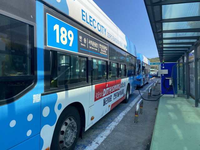 부산 기장군 철마면에 위치한 시내버스 차고지에서 전기차 시내버스가 충전을 하고 있다. 에스플레비스 제공