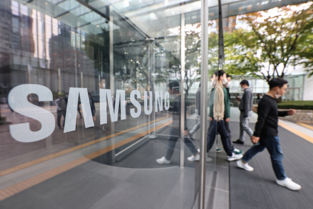 사진은 1일 서울 서초구 삼성전자 서초사옥을 오가는 직원 및 시민들. 연합뉴스