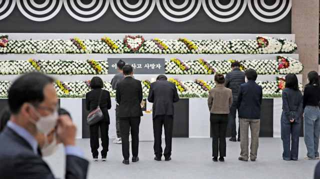1일 오후 부산시청에 설치된 이태원 사고 희생자 합동분향소에서 시민들이 조문하고 있다. 이재찬 기자 chan@
