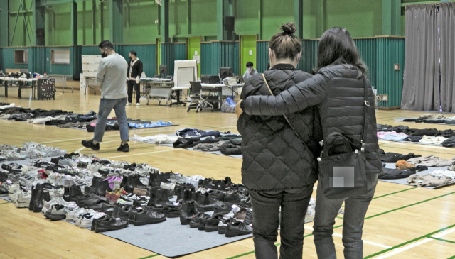 이태원 참사 발생 나흘째인 1일 서울 용산구 원효로 다목적 실내체육관에 마련된 유실물센터에서 시민들이 참사 현장에서 수거된 유실물을 확인하고 있다. 연합뉴스