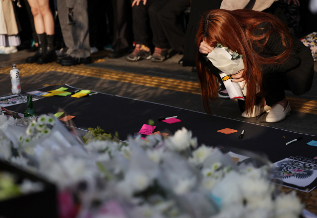 1일 서울 용산구 이태원 핼러윈데이 사고 추모공간을 찾은 시민들이 슬퍼하고 있다. 연합뉴스