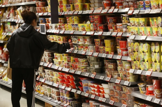 전기료와 도시가스 요금 등이 크게 오르면서 10월 전국 소비자물가가 5.7%, 부산에서는 5.4%가 올랐다. 모두 9월보다는 상승률이 올라갔다. 사진은 서울의 한 대형마트 모습. 연합뉴스