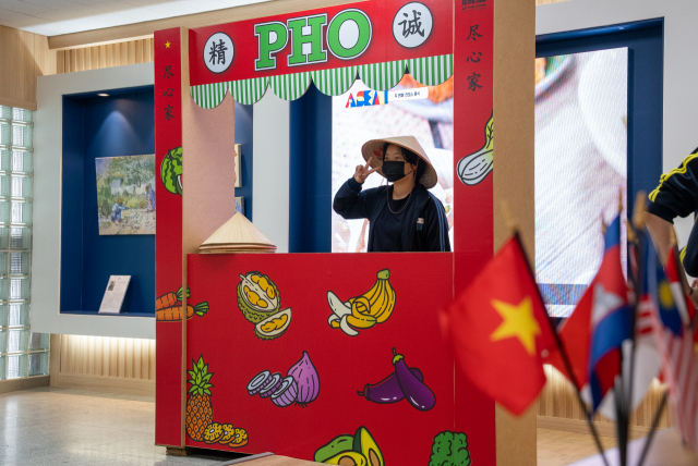 지난달 25일 거제여중에서 열린 ‘베트남 음식문화 체험의 날’ 행사에서 학생들이 포토존 기념촬영을 하고 있다. 부산시교육청 제공