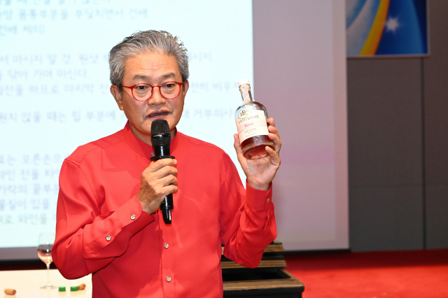 CS1879그룹 이동현 회장(BWS강남와인스쿨 이사장)은 지난 1일 부산 롯데호텔에서 제15기 부산일보CEO아카데미 2학기 수업으로 ‘와인 특강’을 했다