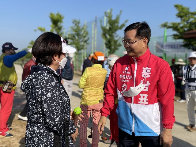 올 6월 지방선거에 앞서 시민들에게 지지를 호소하는 홍남표 후보. 부산일보DB