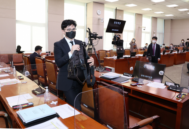 2일 오전 열린 국회 법제사법위원회 전체회의가 여야 간사 간 의사 일정 합의 불발로 파행되자 한동훈 법무부 장관이 퇴장하고 있다. 연합뉴스