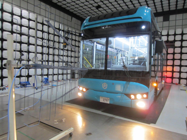 ‘전자파 시험동’에서 전자파 적합성 시험이 이뤄지고 있다. 부산테크노파크 제공