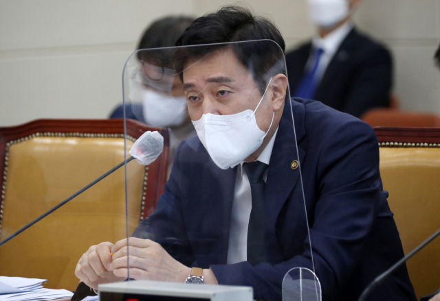 사진은 안형환 방통위 부위원장이 17일 국회 과학기술정보방송통신위원회에서 열린 한국방송공사·한국교육방송공사에 대한 국정감사에서 더불어민주당 고민정 의원의 질의에 답변하고 있다. 연합뉴스