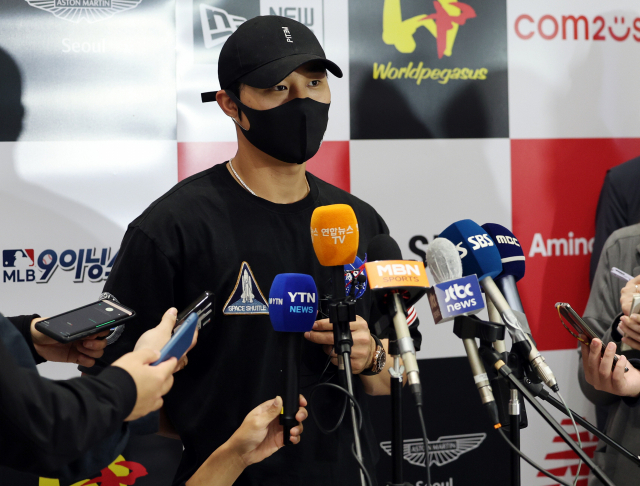 미국프로야구 메이저리그 골드글러브를 아쉽게 놓친 김하성이 2일 귀국했다. 연합뉴스