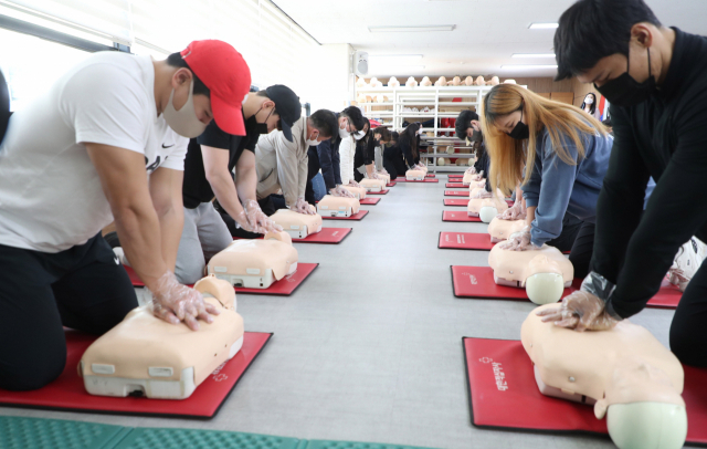 2일 오전 부산 부산진구 대한적십자사 부산지사 안전교육센터에서 열린 심폐소생술 상설교실에 참가한 시민들이 심폐소생술 기본 절차 등을 실습하고 있다. 이재찬 기자 chan@