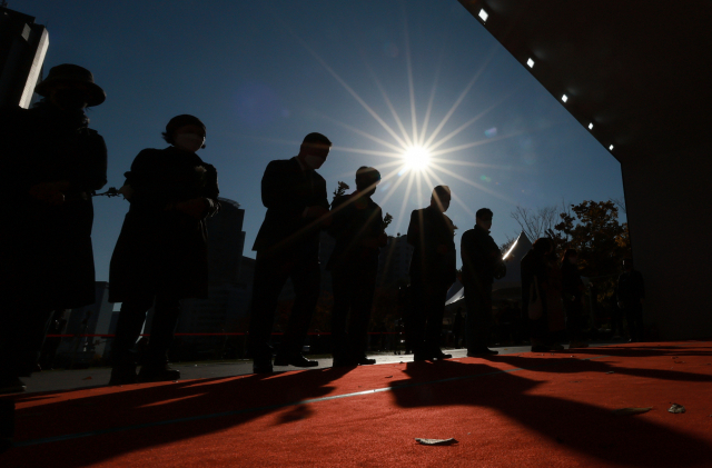 2일 오후 서울 중구 시청 앞 서울광장에 마련된 이태원 참사 희생자 합동 분향소에서 시민들이 조문하고 있다. 연합뉴스