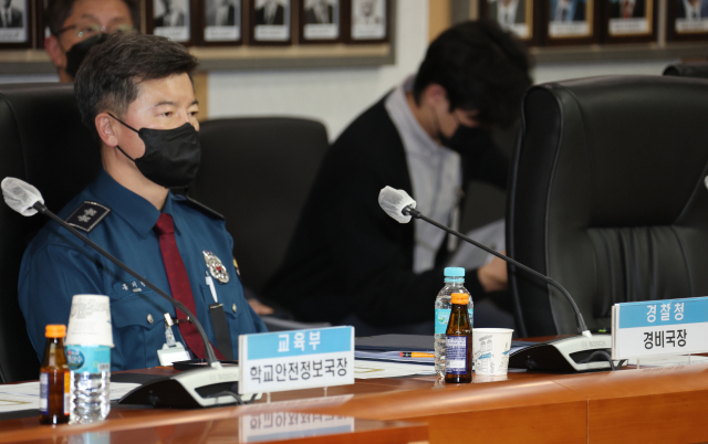 2일 이태원 참사 희생자 추모 공간이 마련된 서울 이태원역 1번 출구에서 이태원파출소 건물이 보인다(위쪽). 이날 홍기현 경찰청 경비국장이 정부서울청사에서 열린 다중 밀집 인파사고 안전 확보를 위한 범정부 TF회의에 참석해 있다. 연합뉴스