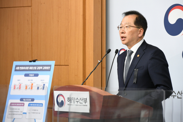 조승환 해양수산부 장관이 지난 3일 정부세종청사 해수부 기자실에서 ‘시황변동에 따른 해운산업 경쟁력 강화 방안’을 발표하고 있다. 해수부 제공