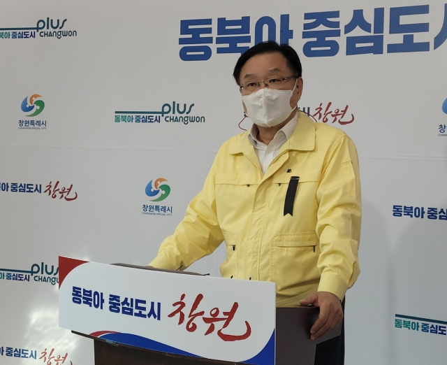 홍남표 창원시장이 4일 오전 창원시청 프레스센터에서 공직선거법 위반 혐의 관련 기자회견을 열고 있다.