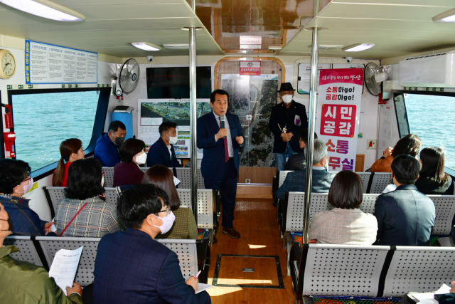 나동연 시장이 4일 낙동강 생태탐방선에서 열린 시민 공감 소통 집무실에서 낙동강 뱃길 복원 관광 자원화 사업을 설명하고 있다. 양산시 제공
