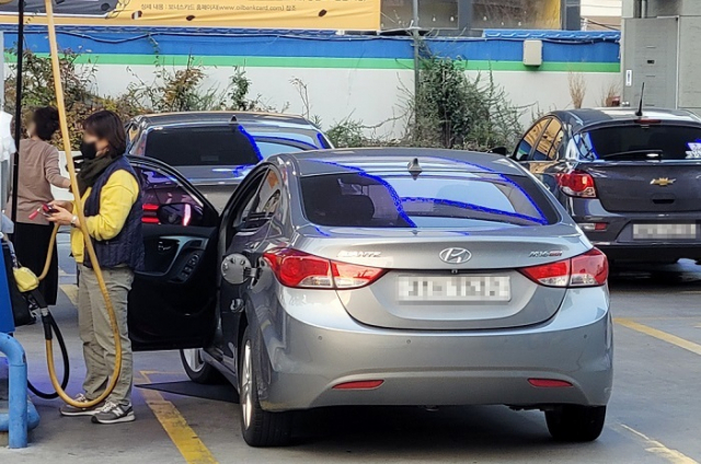 화물연대 파업에 유조차 조합원이 대거 참여했다는 소식이 전해지면서 주유소 유류 공급에 대한 우려가 늘었다. 사진은 시내 한 주유소에서 기름을 넣고 있는 운전자 모습. 부산일보 DB