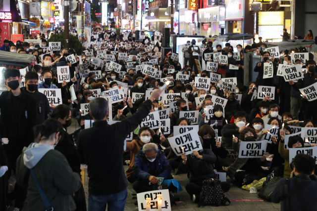 '이태원 참사' 국가애도기간 마지막 날인 지난 5일 오후 부산 부산진구 서면 젊음의 거리에서 참사 희생자를 추모하는 집회가 열렸다. 이재찬 기자 chan@