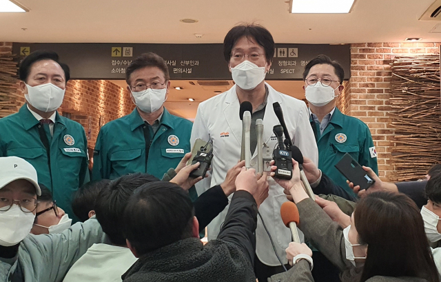 안동병원 방종효 내과 과장이 5일 경북 봉화 아연 채굴 광산에서 매몰됐다가 구조된 광부 2명의 건강 상태를 설명하고 있다. 방 과장은 