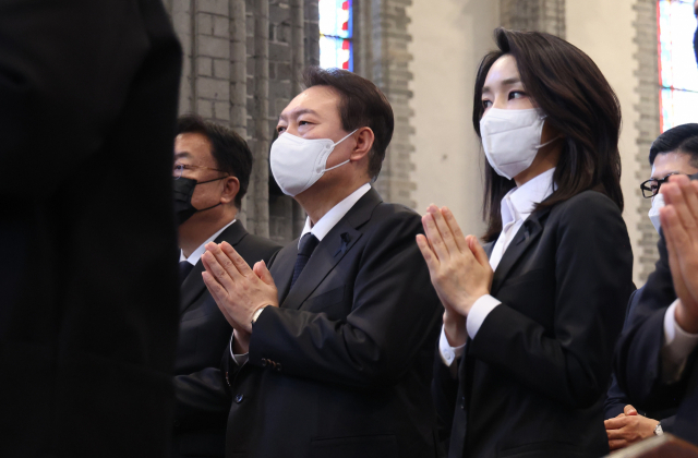 윤석열 대통령과 김건희 여사가 6일 서울 중구 명동성당에서 열린 이태원 참사 희생자 추모 미사에 참석하고 있다. 연합뉴스