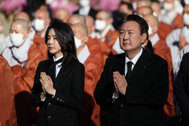 윤석열 대통령과 김건희 여사가 4일 오후 서울 종로구 조계사에서 열린 '이태원 참사 희생영가 추모 위령법회'에 참석, 합장을 하고 있다. 연합뉴스