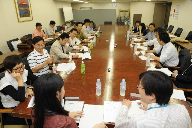 2011년 10월 23일 일본 후쿠오카 서일본신문사에서 열린 양사 파견기자 좌담회에서 참석 기자들이 양 지역의 교류와 언론의 역할 등에 대해 토론을 벌이고 있는 모습. 부산일보DB