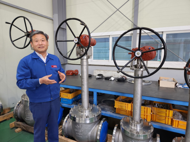 방영혁 세진밸브공업(주) 대표가 부산 강서구 녹산산업단지 내 본사에서 자사가 개발한 초저온 볼 밸브에 대해 설명하고 있다. 이 제품은 LNG선에 들어가는 밸브로 조선경기 호황으로 향후 전망이 밝다. 조영미 기자 mia3@