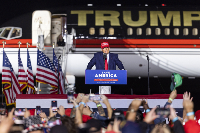 미국 중간선거를 앞둔 마지막 주말인 5일(현지시간) 조 바이든 대통령이 펜실베이니아주 필라델피아에서 민주당 후보 지지를 호소하고 있다. 아래는 펜실베이니아주 피츠버그 유세에서 공화당 후보 지지 연설에 나선 도널드 트럼프 전 대통령. 로이터·EPA연합뉴스