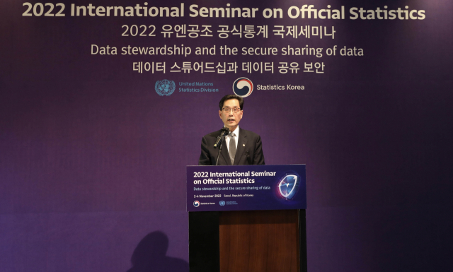 한훈 통계청장이 2일 서울 중구 신라호텔에서 열린 '2022년 유엔공조 공식통계 국제세미나'에서 개회사를 하고 있다. 연합뉴스