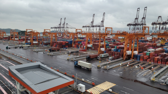 내년 한국 경제가 수출이 둔화하는 등 본격적으로 침체 국면에 들어설 수 있다는 우려가 커지고 있다. 부산항 신항 전경. 부산일보DB