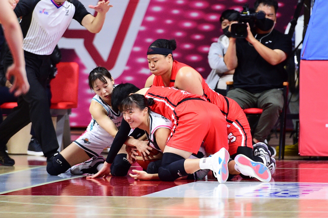 5일 사직실내체육관에서 열린 2022-2023 여자프로농구 부산BNK 썸과 하나원큐의 대결에서 두 팀 선수들이 골 밑에서 볼 경합을 벌이고 있다. WKBL 제공