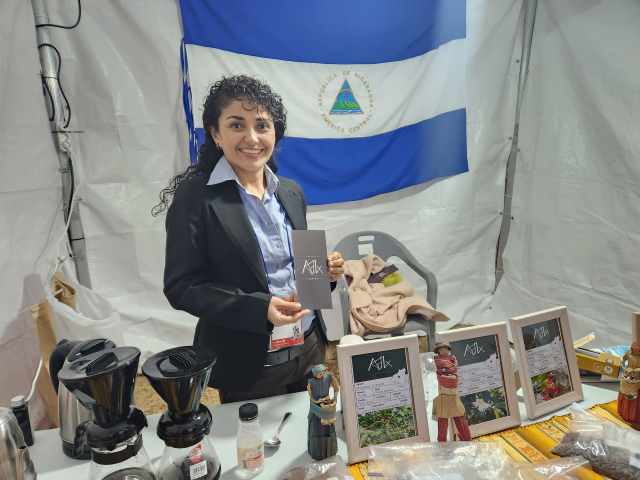 5일 오후 부산 영도구 동삼동 아미르광장에서 열린 ‘글로벌영도커피페스티벌’ 커피 생산국 존에서 코스타리카 익스클루시브 커피 프란시스코 호세 카스트로(위쪽) 씨와 니카라과 아들렉스 커피 익실 보르텔 토레즈 씨가 환하게 웃고 있다.