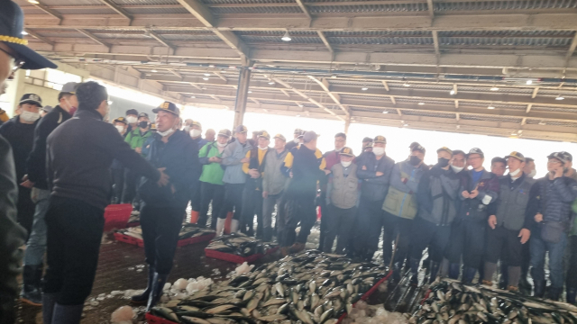 부산공동어시장 플라스틱 어상자 사용을 두고 마찰이 빚어지면서 플라스틱 어상자 사용이 일시 중단됐다. 지난 3일 부산공동어시장에서 열린 위판에서 중도매인들이 항의하는 모습.