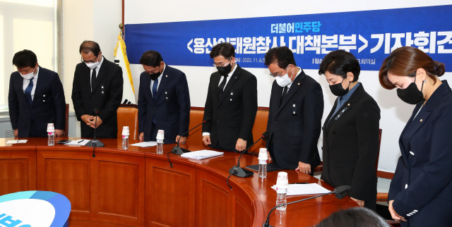 박찬대 더불어민주당 용산이태원참사 대책본부 본부장 등 참석자들이 6일 국회에서 열린 ‘이태원참사 대책 관련 기자회견’에 앞서 묵념하고 있다. 김종호 기자 kimj@