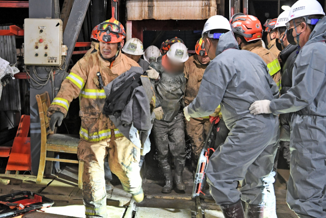 경북 봉화군 아연 채굴 광산 매몰사고 열흘째인 4일 오후 11시께 고립됐던 광부 2명이 구조돼 광산 밖으로 나오고 있다. 안동시 안동병원으로 이송된 2명의 건강 상태는 양호한 것으로 알려졌다. 소방청 제공